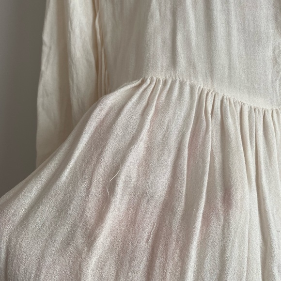 Off-white flowy blouse with floral embroidered design - Picture 5 of 6